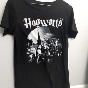 Harry Potter hogwarts tshirt.